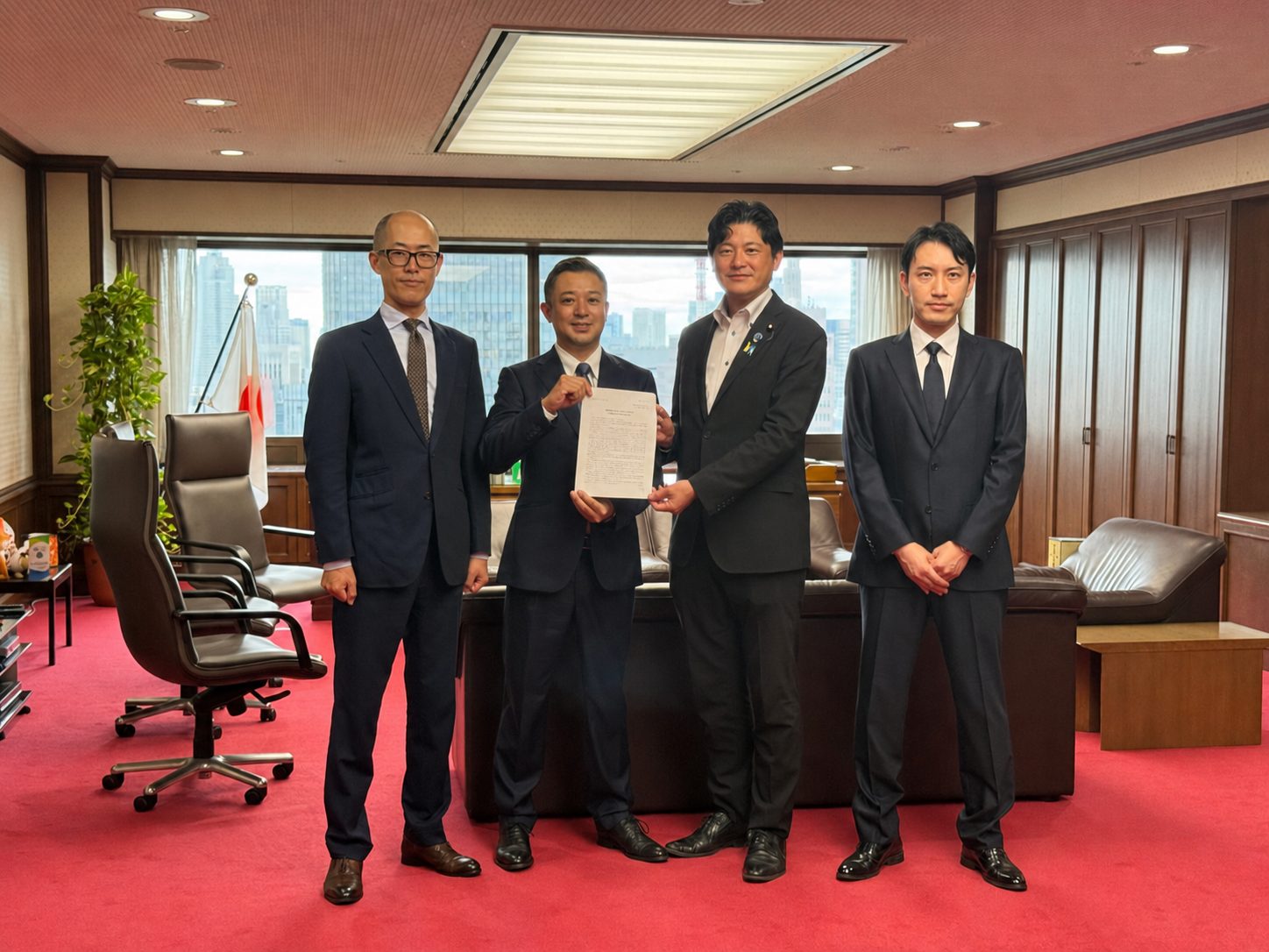 三谷法務副大臣への要望書提出